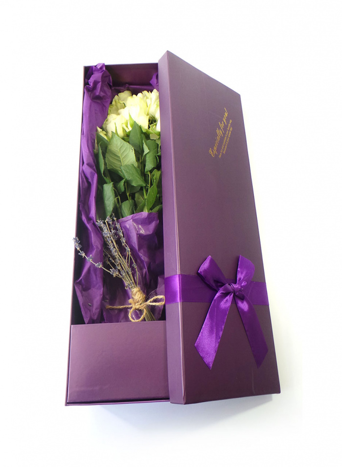 Trandafiri albi cu miros de lavanda – imaginea 1