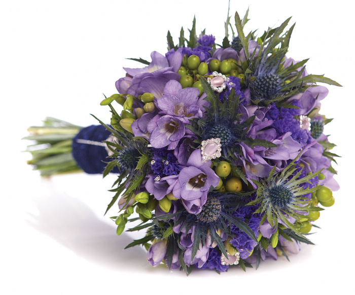 Buchet de mireasa frezii mov si eryngium – imaginea 1