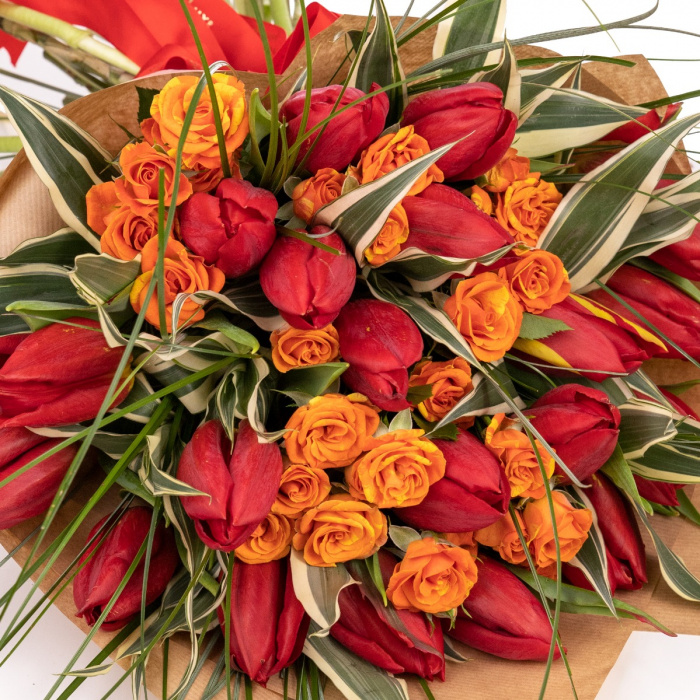 Buchet lalele in hartie kraft