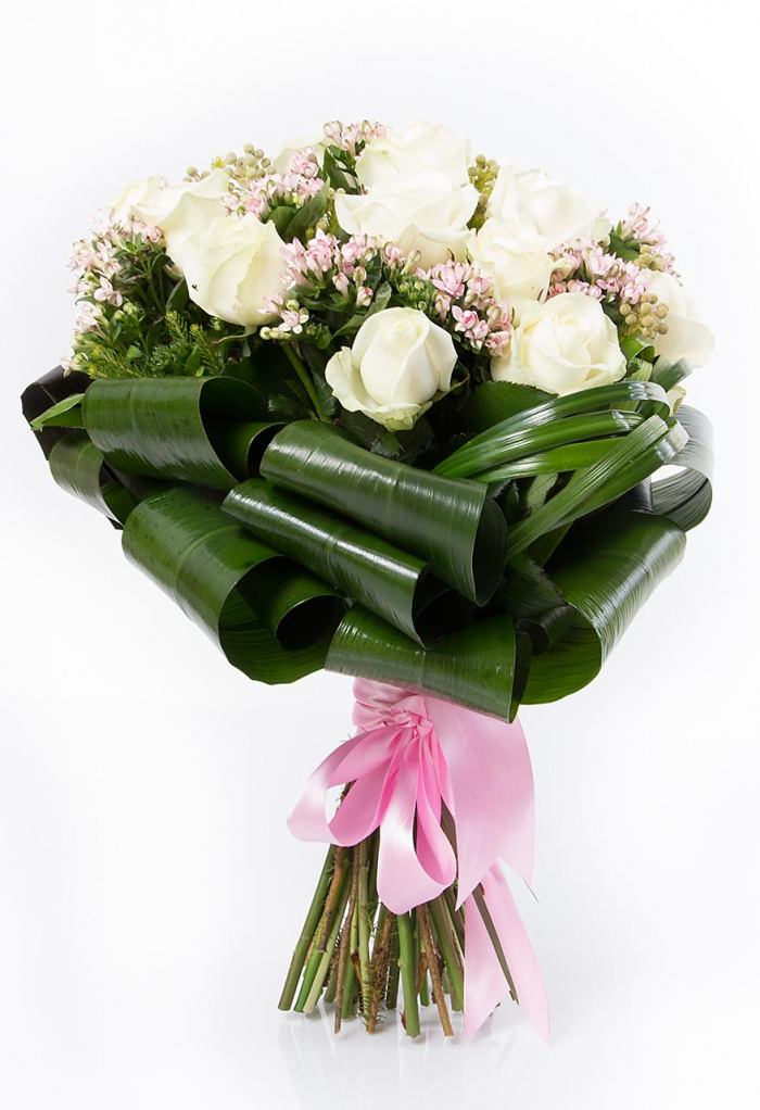 Buchet trandafiri albi si bouvardia – imaginea 1