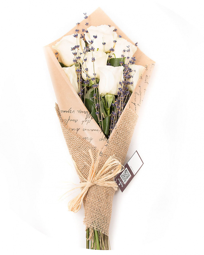 Buchet trandafiri albi cu levantica – imaginea 1