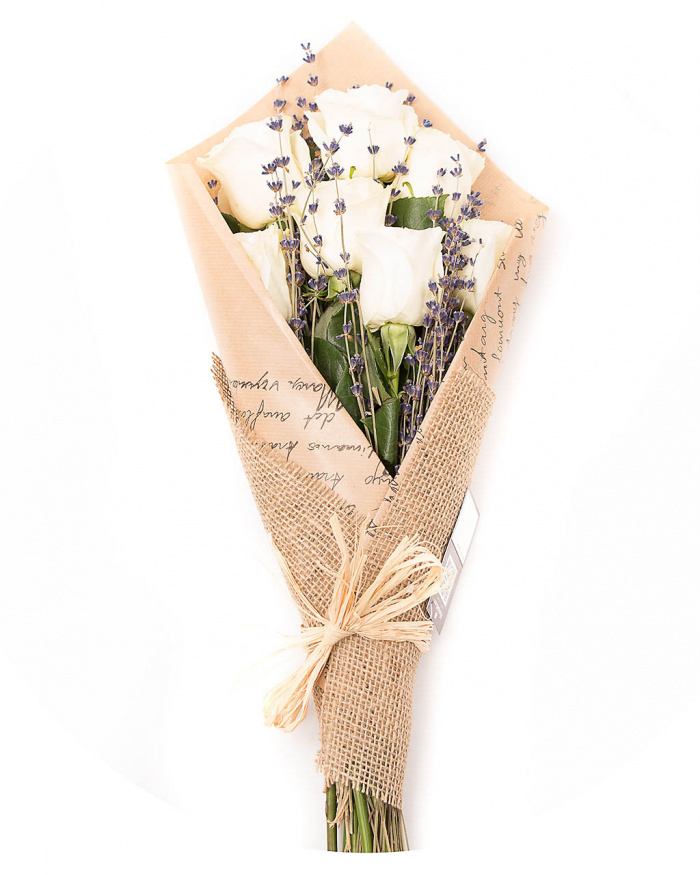 Buchet trandafiri albi cu levantica – imaginea 2