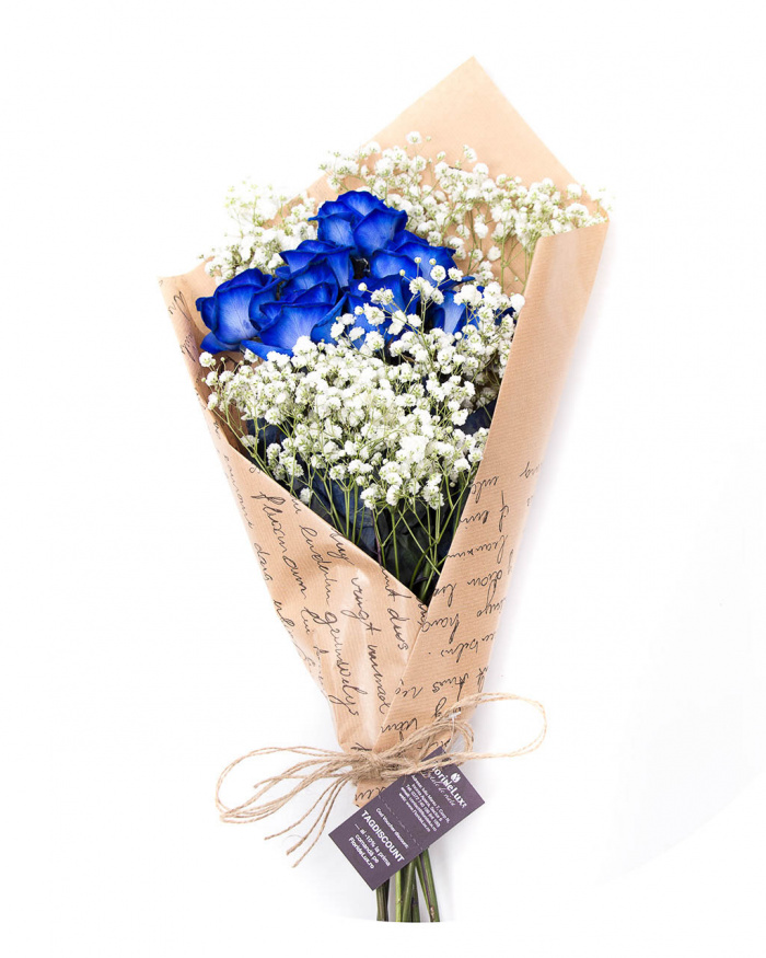 Buchet trandafiri albastri si gypsophila