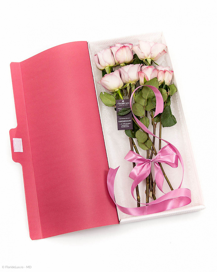 Cutie cu 7 trandafiri mov