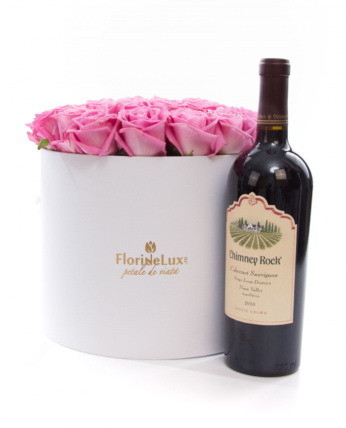 Cutie gratioasa cu trandafiri roz si Chimney Rock