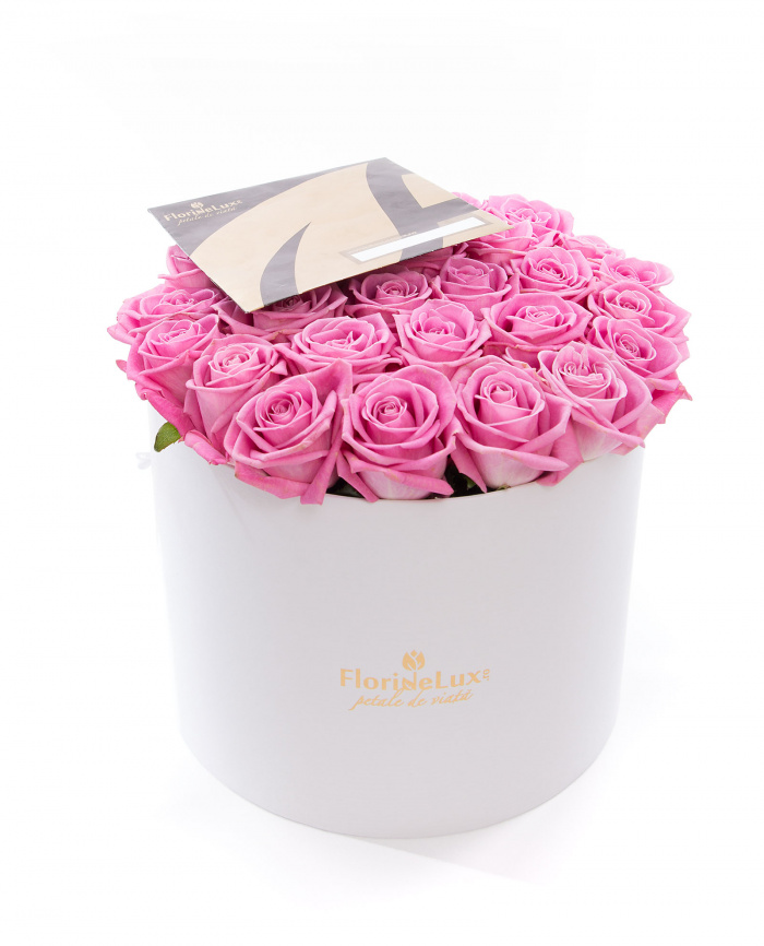 Cutie gratioasa cu trandafiri roz si Chimney Rock