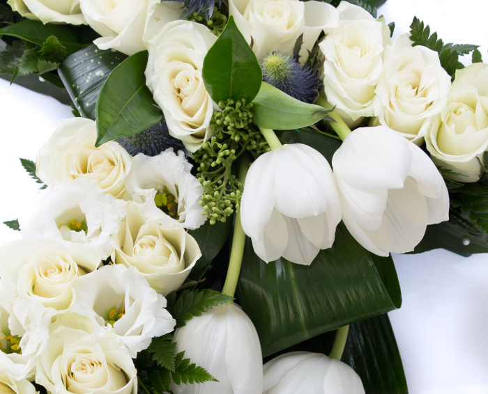 Cruce trandafiri, lalele si lisianthus alb – imaginea 2