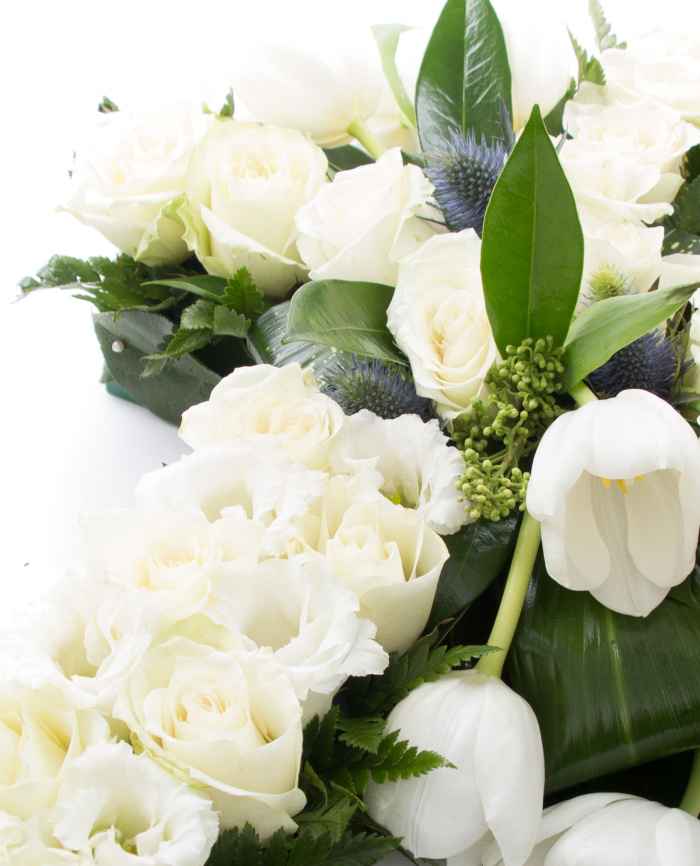 Cruce trandafiri, lalele si lisianthus alb – imaginea 3