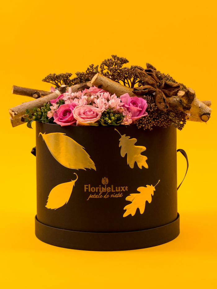 Cutie trandafiri roz, bouvardia si sedum – imaginea 1