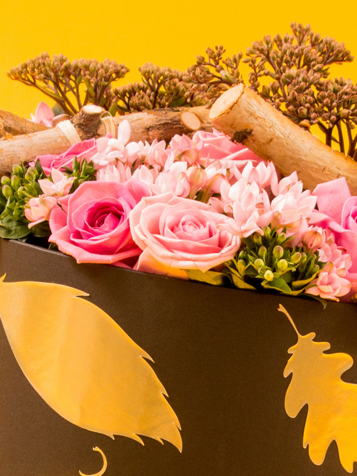 Cutie trandafiri roz, bouvardia si sedum – imaginea 3