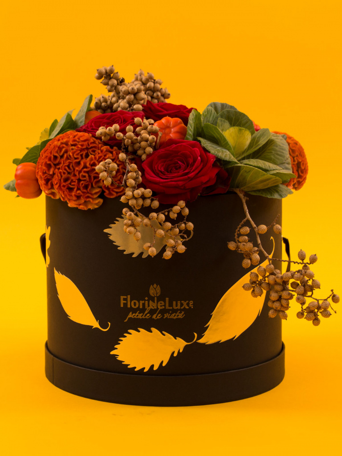 Cutie trandafiri rosii si celosia cognac