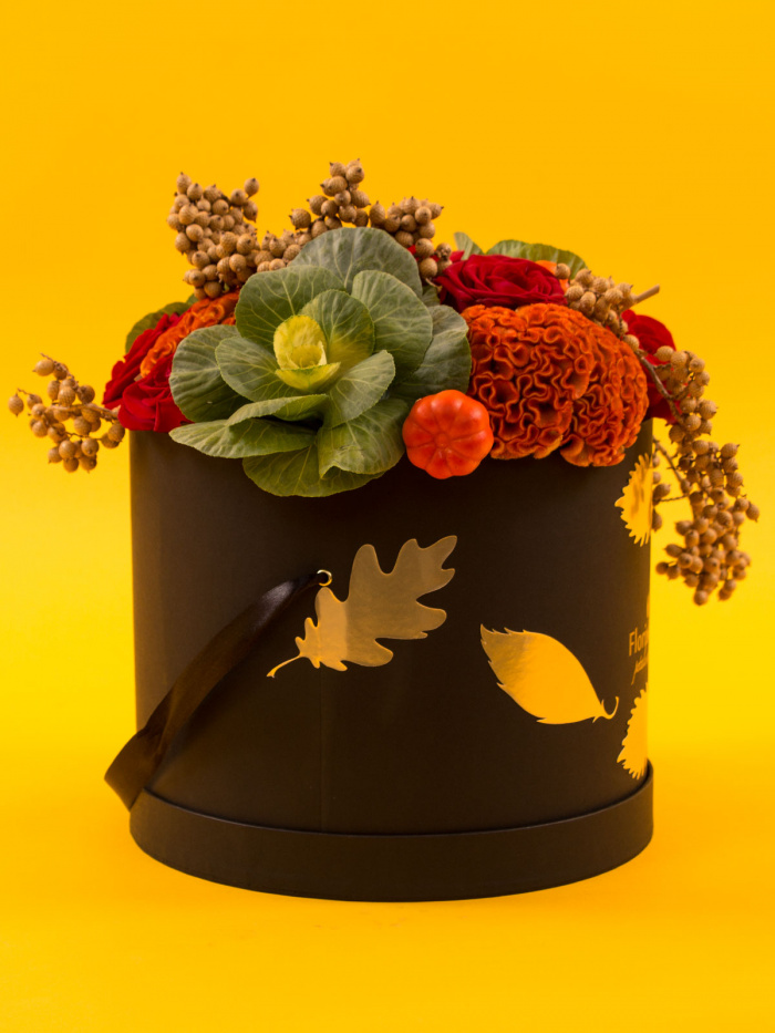 Cutie trandafiri rosii si celosia cognac