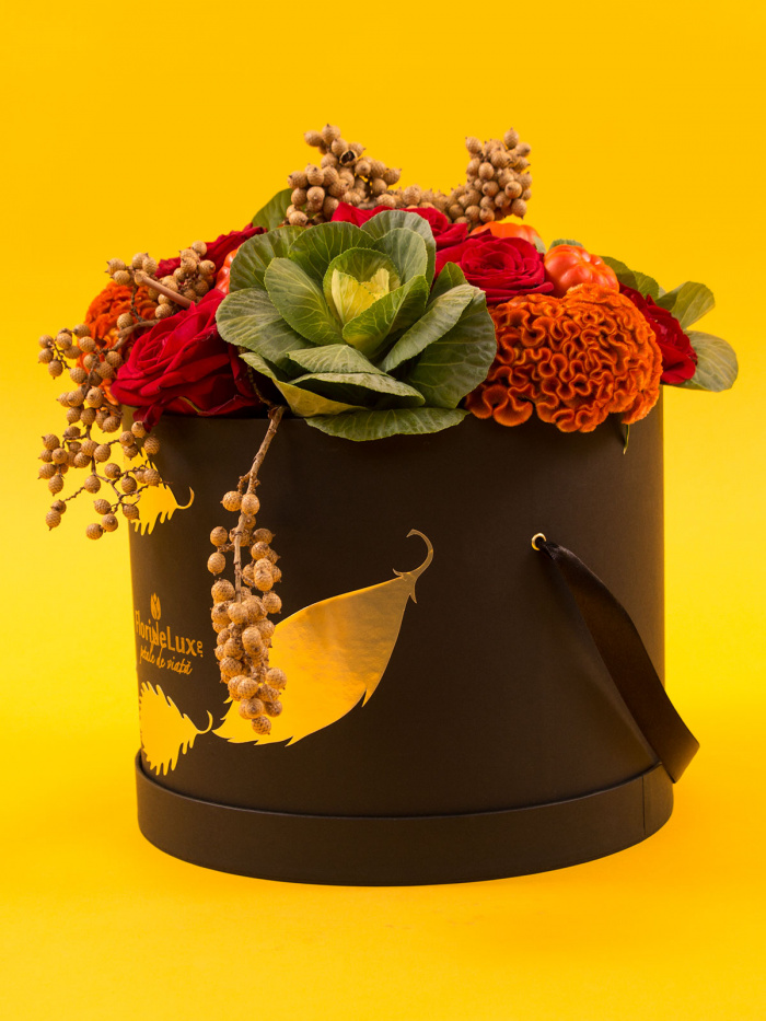 Cutie trandafiri rosii si celosia cognac