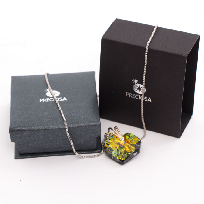 Trandafiri roz si bijuterie