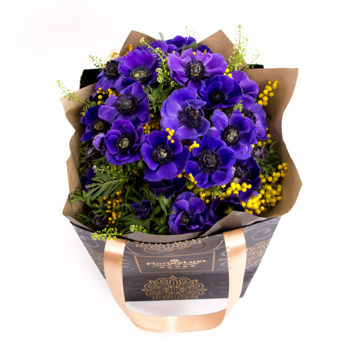 Buchet anemone mov si sampanie de lux