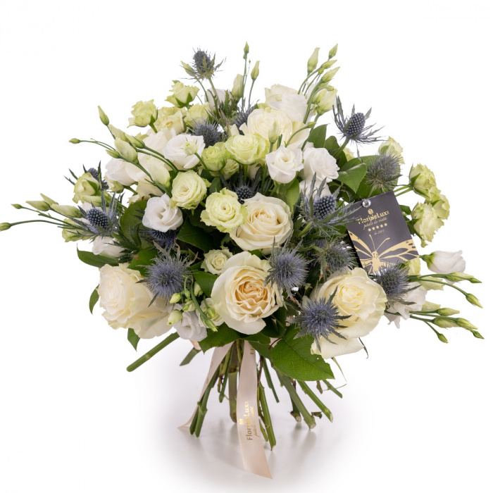 Buchet unic cu trandafiri si eryngium – imaginea 1