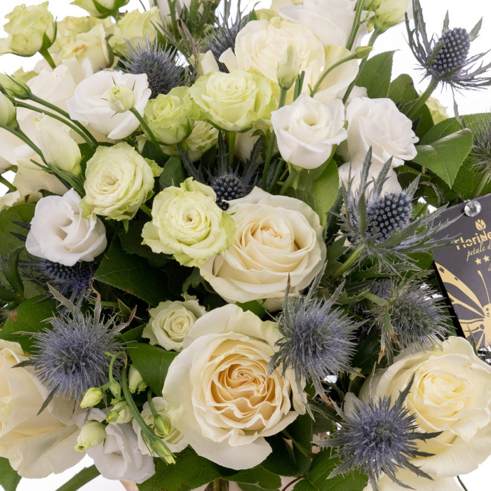 Buchet unic cu trandafiri si eryngium – imaginea 2