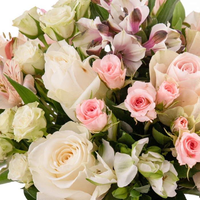 Buchet trandafiri albi si roz delicati – imaginea 2