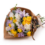 Buchet cu frezii in culori vesele – Floridelux