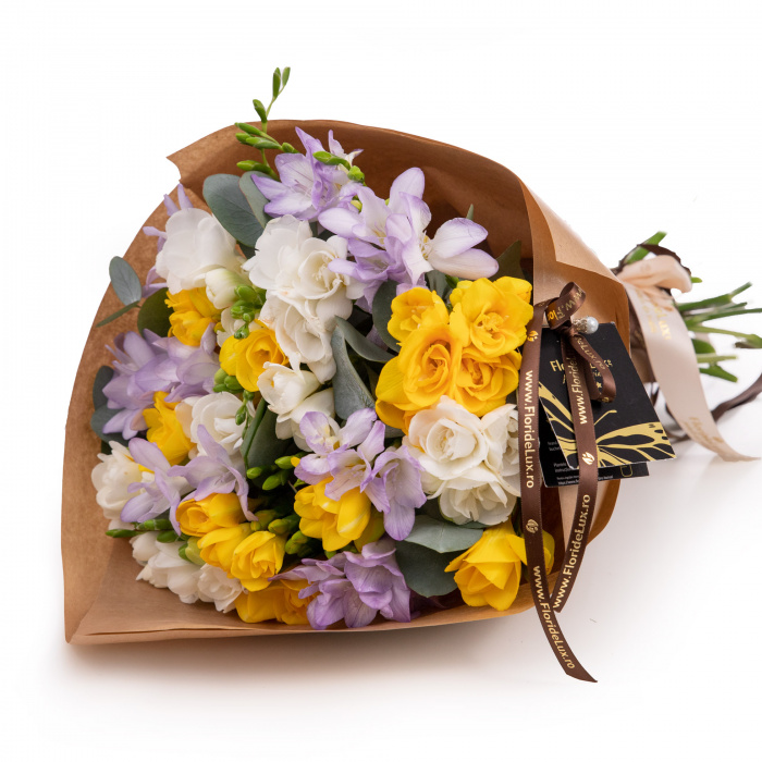 Buchet cu frezii in culori vesele – imaginea 1
