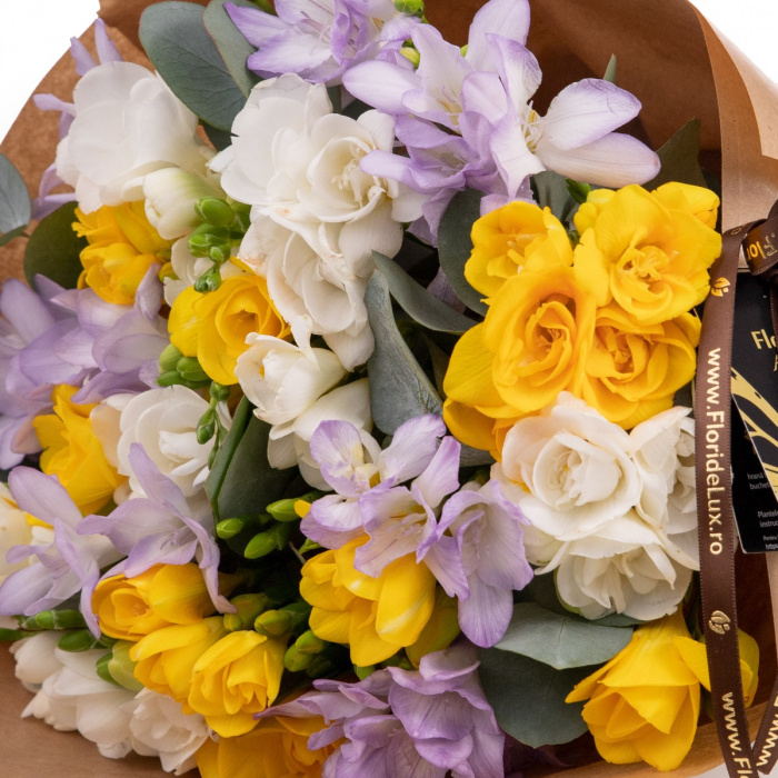 Buchet cu frezii in culori vesele – imaginea 2