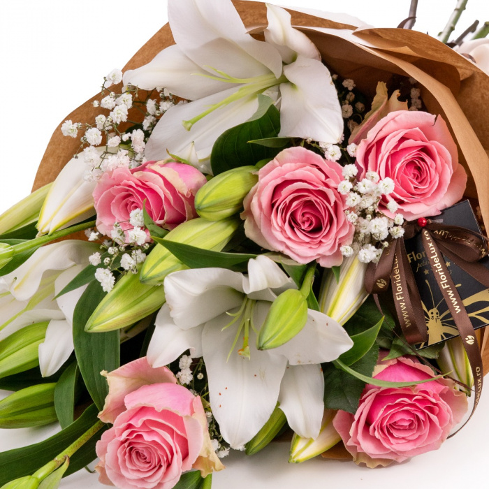 Buchet delicat crini si trandafiri – imaginea 2