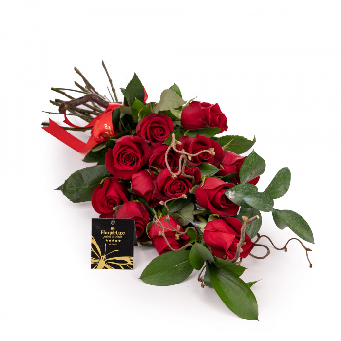 Buchet rustic trandafiri si ruscus – imaginea 1