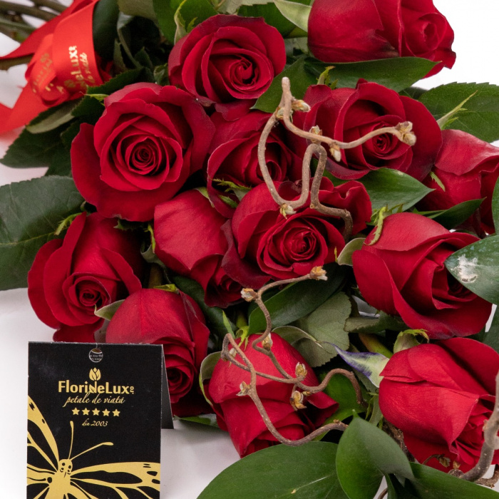 Buchet rustic trandafiri si ruscus – imaginea 2