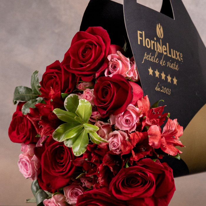 Buchet trandafiri rosii si roz "Pink Touch" – imaginea 2