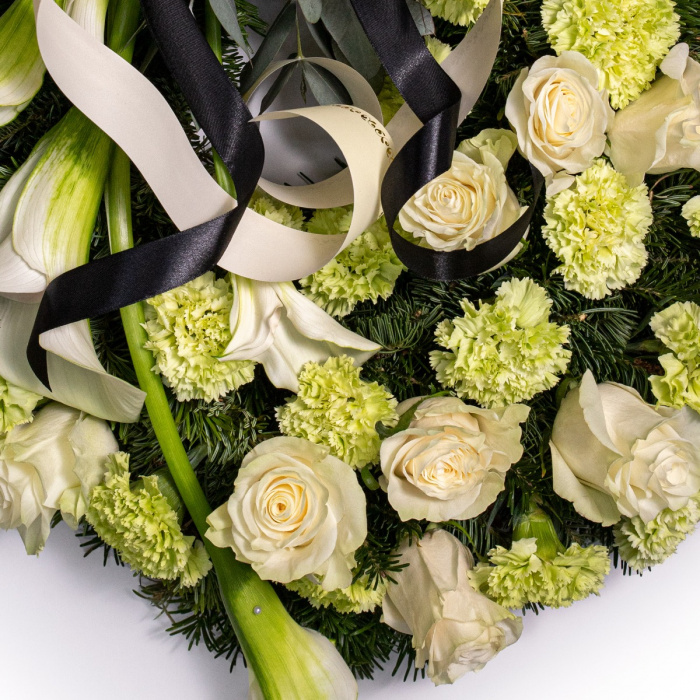 Jerba funerara de lux cu trandafiri albi si cale – imaginea 2