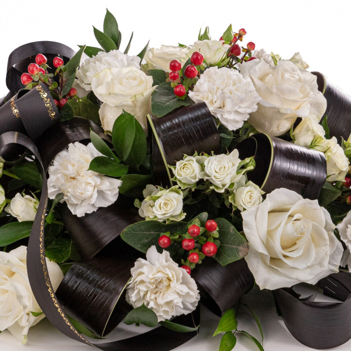 Aranjament funerar de lux cu garoafe albe – imaginea 2