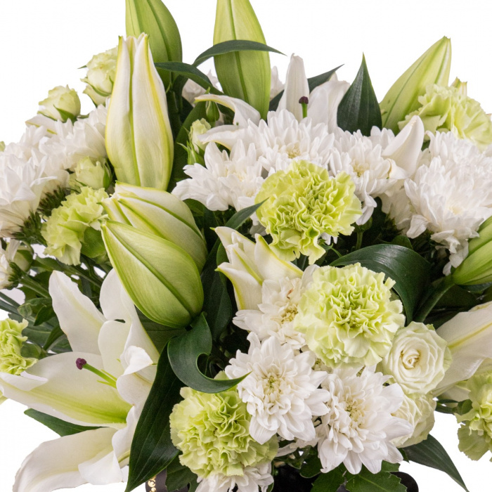 Buchet Funerar cu garoafe si crini albi – imaginea 2