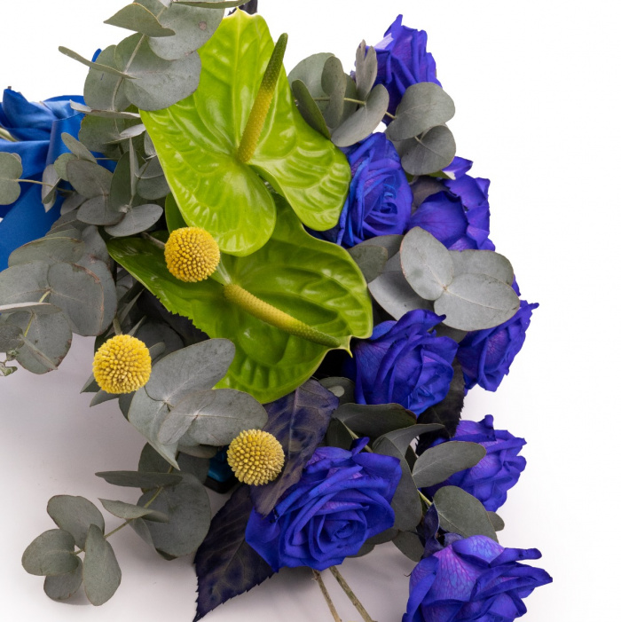 Buchet trandafiri albastri si anthurium – imaginea 2