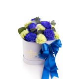 Aranjament trandafiri albastri in cutie alba – Standard