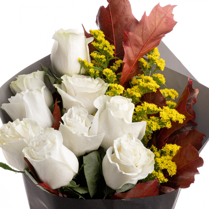 Buchet de toamna cu trandafiri albi si solidago – imaginea 3