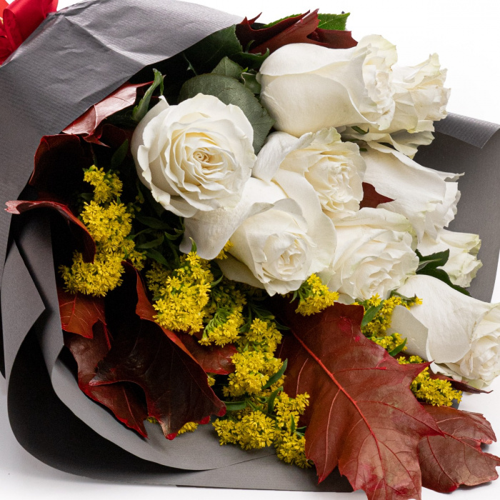 Buchet de toamna cu trandafiri albi si solidago – imaginea 4