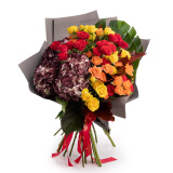 Buchet trandafiri rosii, galbeni, portocalii si hortensii – Premium