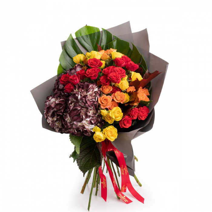 Buchet trandafiri rosii, galbeni, portocalii si hortensii – imaginea 1
