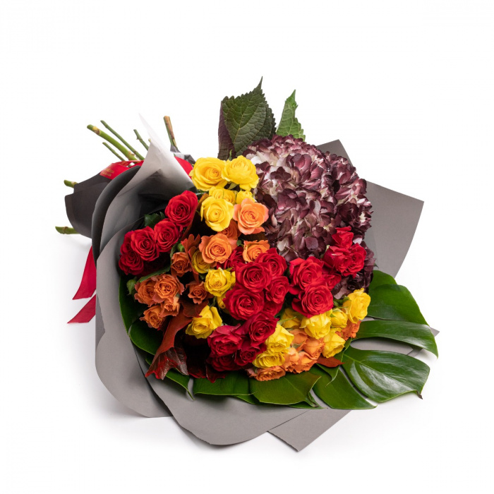 Buchet trandafiri rosii, galbeni, portocalii si hortensii – imaginea 2