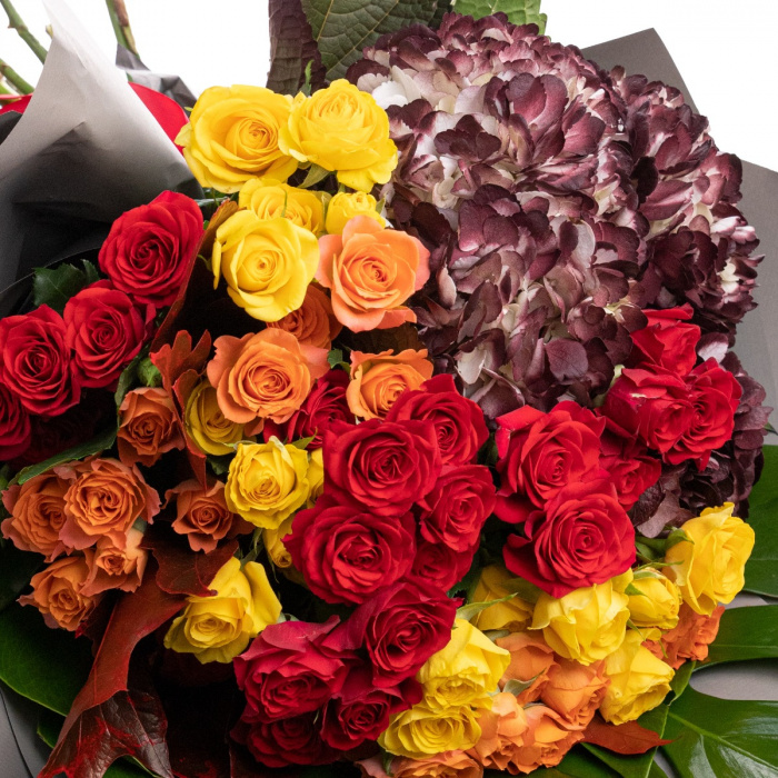 Buchet trandafiri rosii, galbeni, portocalii si hortensii – imaginea 4
