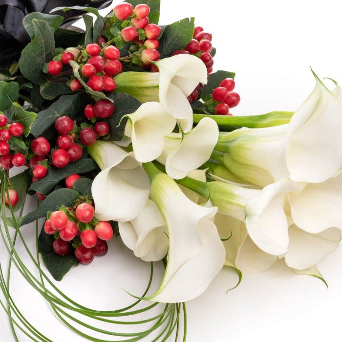 Buchet Funerar de lux cale albe si hypericum – imaginea 4