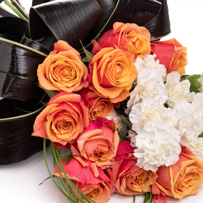 Buchet Funerar de lux trandafiri portocalii si garoafe albe – imaginea 4