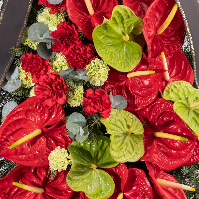 Coroana Funerara cu garoafe si anthurium – imaginea 2