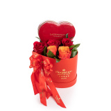 Cutie inima cu trandafiri si ciocolata premium – Standard
