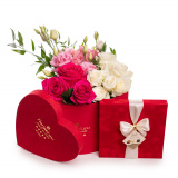 Cutie inima cu trandafiri colorati si praline – Floridelux