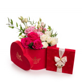 Cutie inima cu trandafiri colorati si praline – Standard