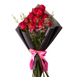 Buchet trandafiri rosii si chamelaucium roz – Premium