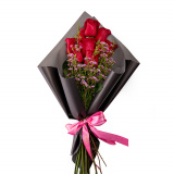 Buchet trandafiri rosii si chamelaucium roz – Standard