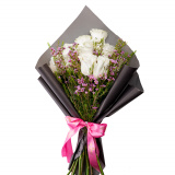 Buchet trandafiri albi si chamelaucium roz – Premium