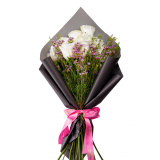 Buchet trandafiri albi si chamelaucium roz – Floridelux